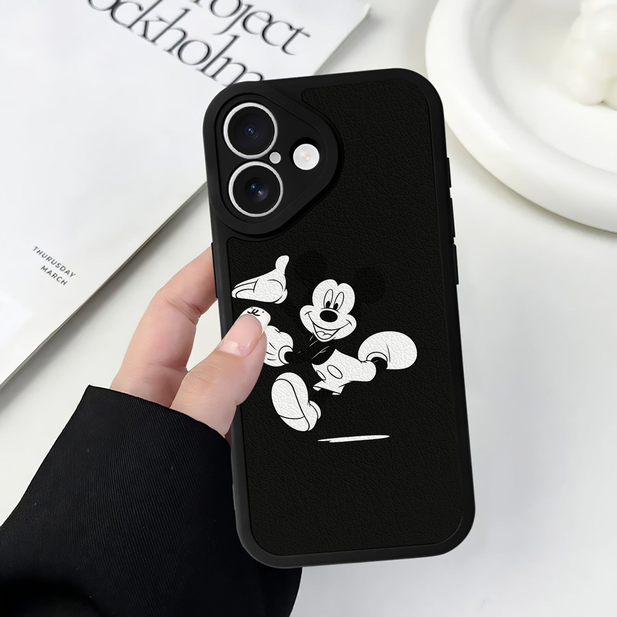 （画像用） ミッキーマウス Mickey Mouse 【iPhone 16シリーズ対応】シリコンスマホケース（レザー調） 材質：シリコン